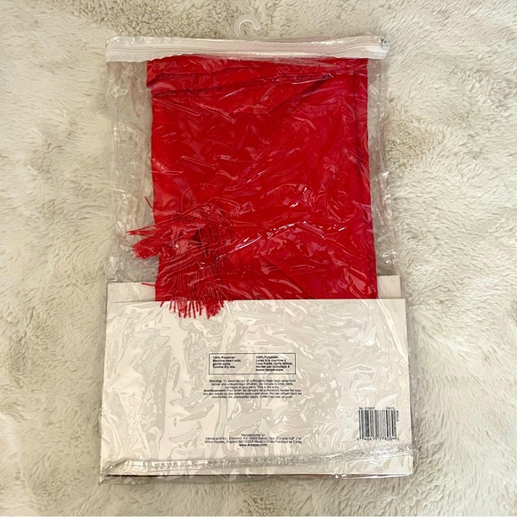 Amscan Red Damask Table Runner 6 Feet - Picture 2 of 7